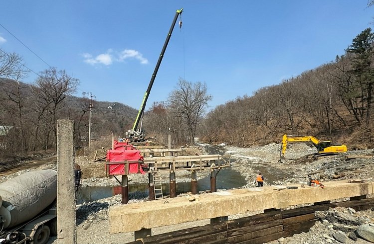 Восстановление пострадавшего от тайфуна моста завершается в приморском селе Чистоводное АО &quotПримавтодор&quot