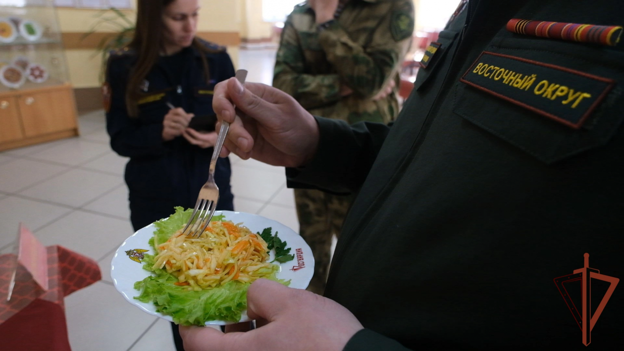 Военные повара в Хабаровске соревновались в профессиональном мастерстве Пресс-служба Восточного округа войск национальной гвардии Российской Федерации