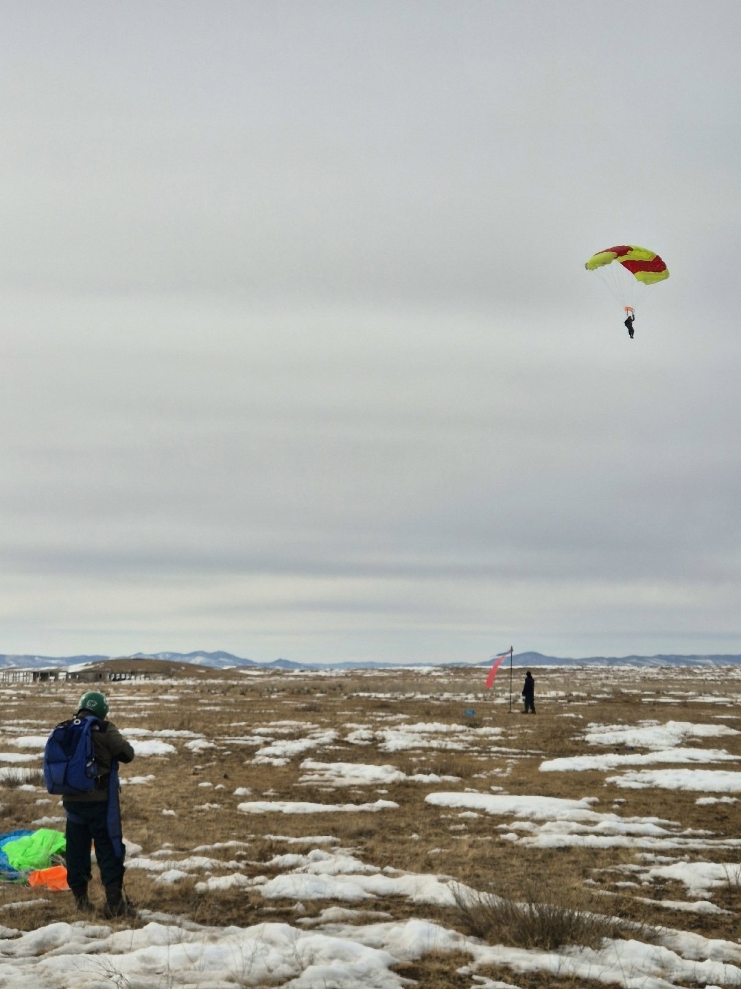 десантники-пожарные совершили тренировочные прыжки в Иволгинском районе Забайкальской базе авиационной охраны лесов.