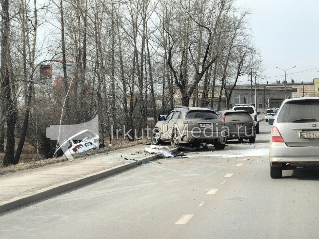 Универсал угодил в кювет в результате ДТП с участием четырех авто в Иркутске ИА IrkutskMedia