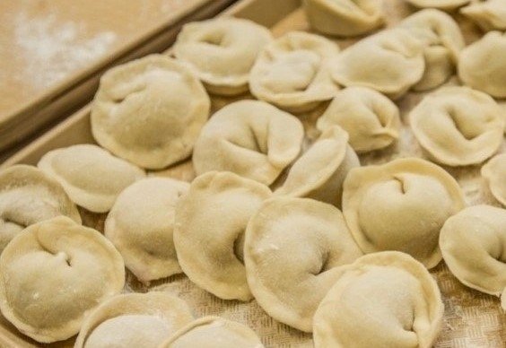 Добавляю 20 г масла и щепотку сахара при варке пельменей - и вкус бархатистый и богатый, как в лучшем ресторане ИА PrimaMedia