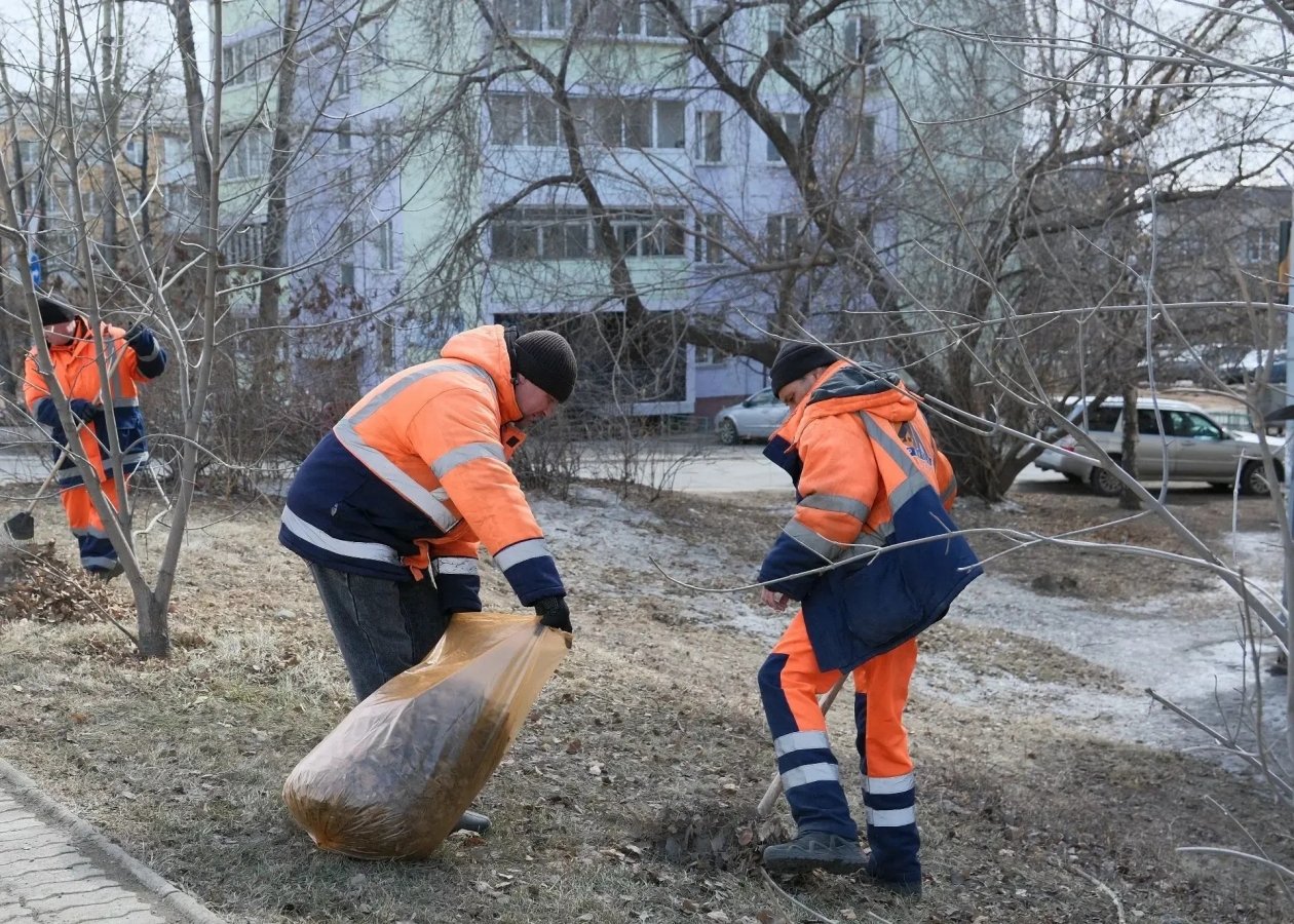 Газоны, дорожные лотки и ограждения приводят в порядок в Иркутске после зимы Пресс-служба администрации Иркутска