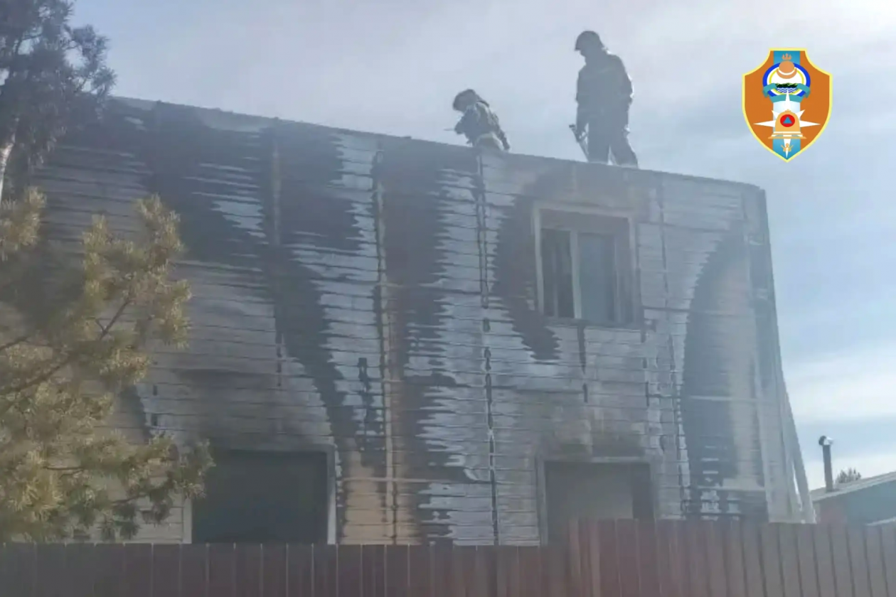 Пожар уничтожил дом в селе Нижний Саянтуй агентство ГО и ЧС Бурятии