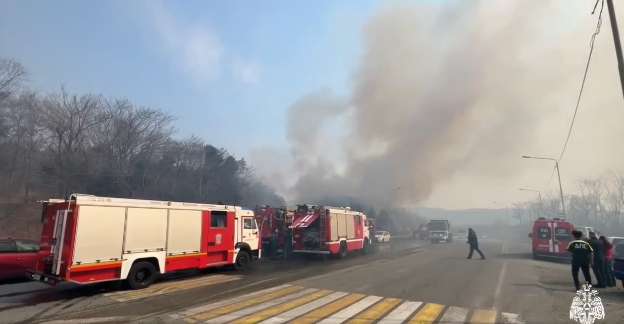 Частный дом полыхает на Шаморовской трассе во Владивостоке Скриншот из видео в ТГ-канале (18+) ГУ МЧС России по Приморскому краю