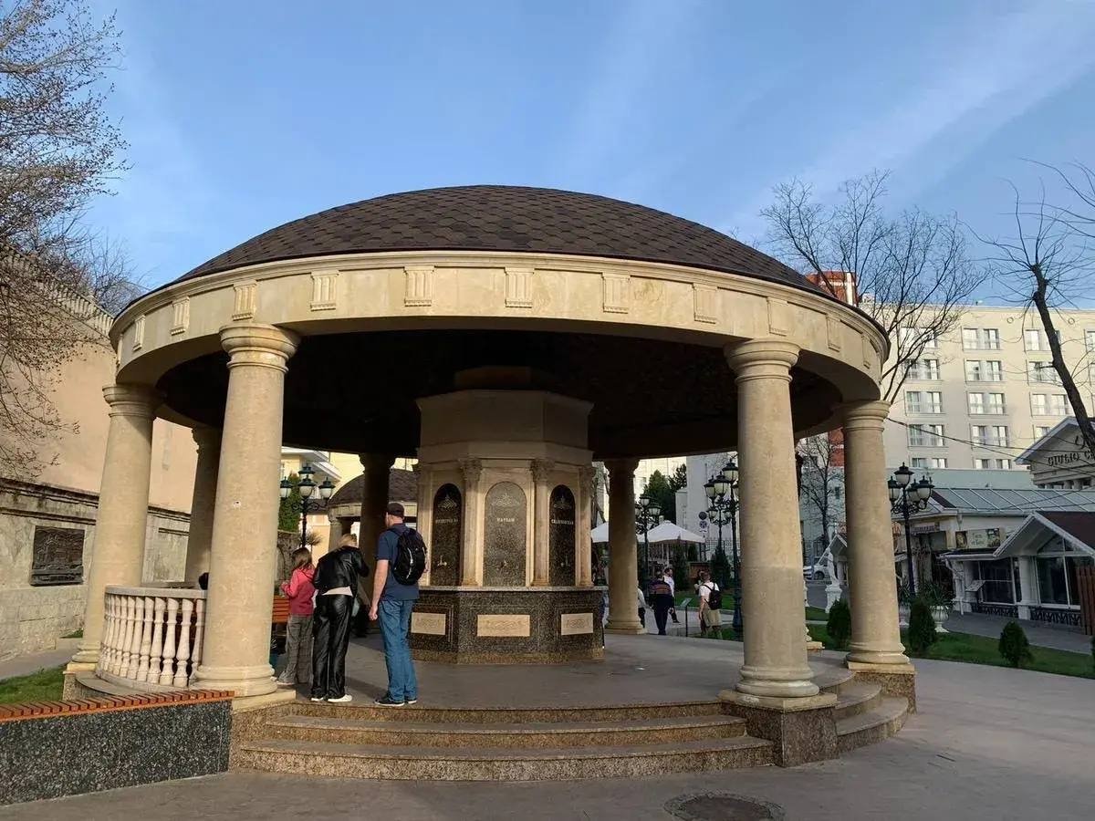 В Кисловодске открыли после зимней консервации Ребровский бювет Соцсети главы Кисловодска Евгения Моисеева