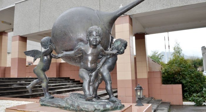 Памятник клизме в Железноводске Санаторно-курортный комплекс &quotМашук Аква-Терм&quot