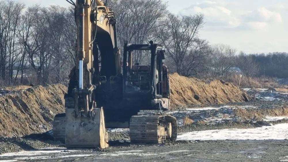 Сгоревший экскаватор пресс-служба УМВД России по Сахалинской области