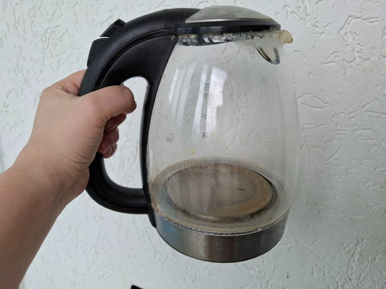 Отмыла чайник от накипи за 15 минут: копеечное средство вернуло блеск без лишних усилий ИА StavropolMedia