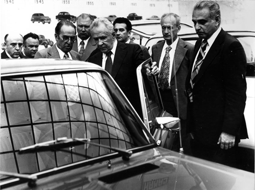 Председатель Совмина СССР Алексей Косыгин на ВАЗе. Крайний справа - Джермен Гвишиани Взято из открытых источников