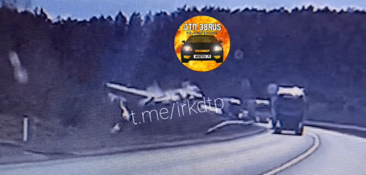 Груженная водкой фура на полном ходу сорвалась в кювет в Шелеховском районе Тг-канал &quotДТП38&quot (18+)