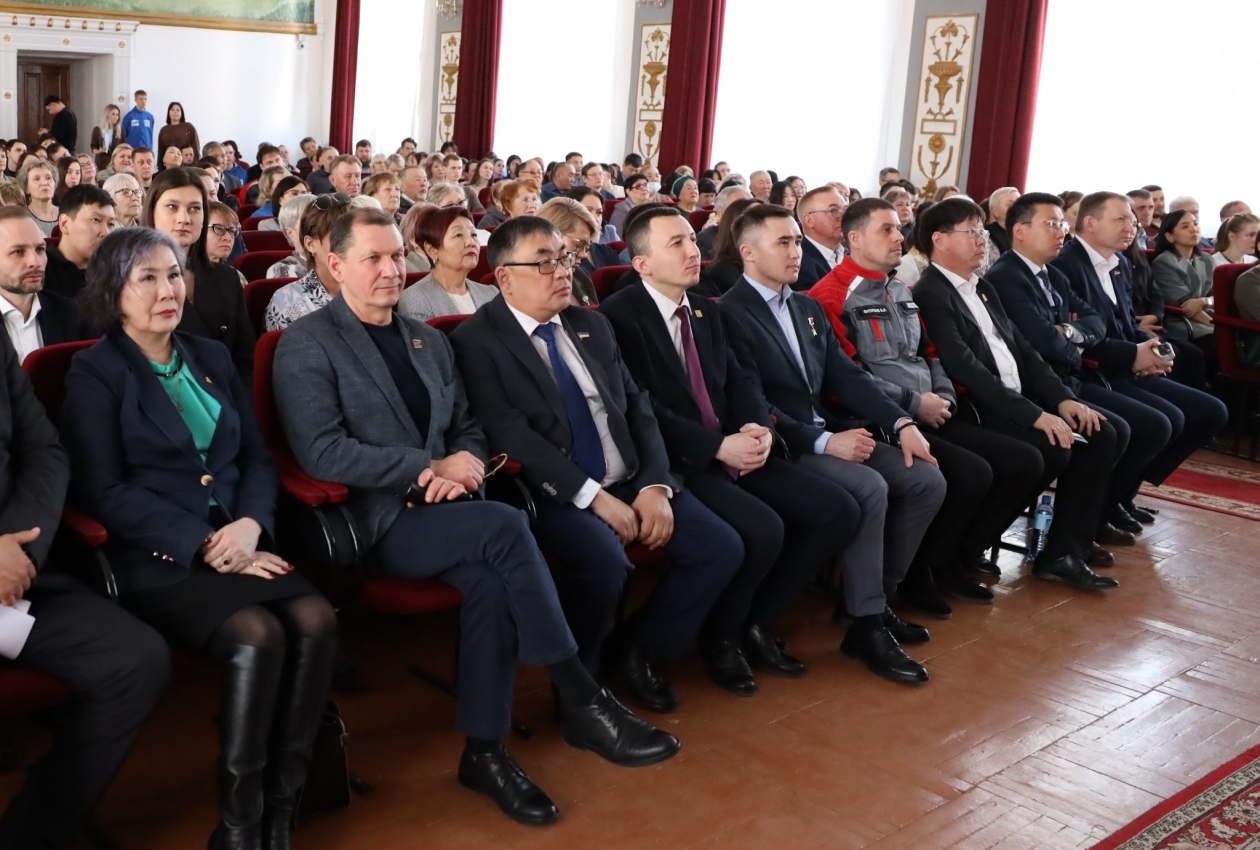 Итоги развития Железнодорожного района Улан-Удэ обсудили общественники, члены партии и депутаты Горсовета от &quotЕдиной России&quot мэрия Улан-Удэ