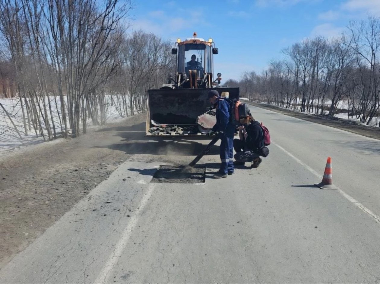 Разбитую трассу &quotДолинск - Быков&quot начали ремонтировать литым асфальтом пресс-служба министерства транспорта и дорожного хозяйства Сахалинской области