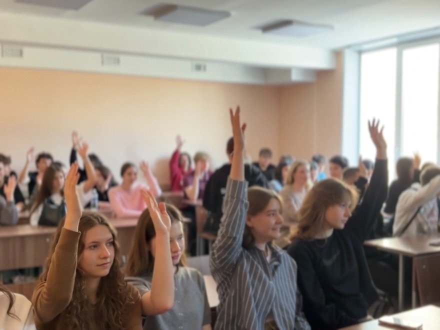 ГигаЧат (12+) в гостях у студентов ИГУ предоставлено банком