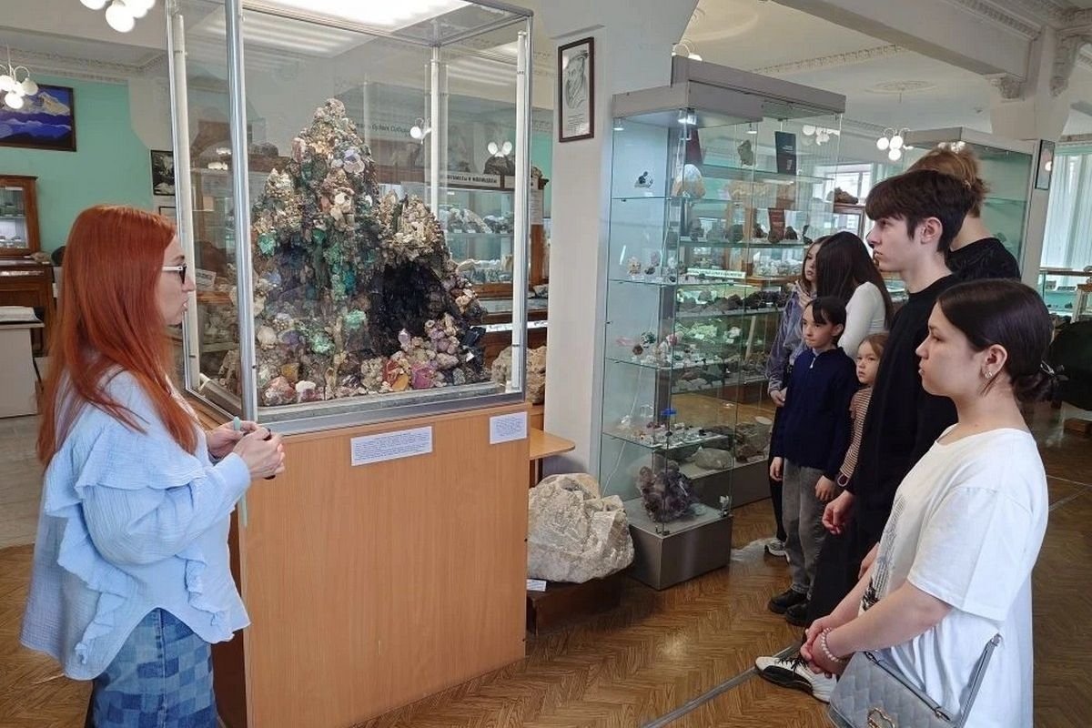 В Иркутске &quotЕдиная Россия&quot организовала для школьников экскурсию в минералогический музей Пресс-служба ИРО ЕР