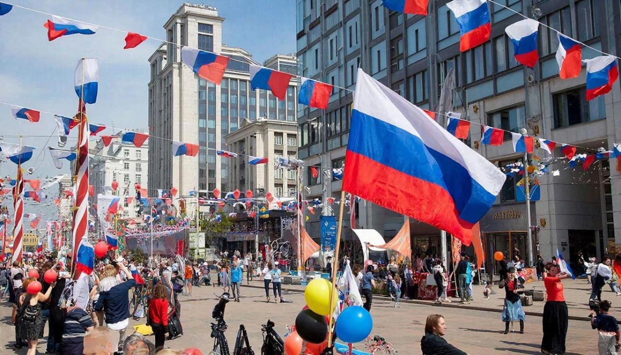 Майские без длинных выходных: как будут работать и отдыхать россияне Создано при помощи ИИ