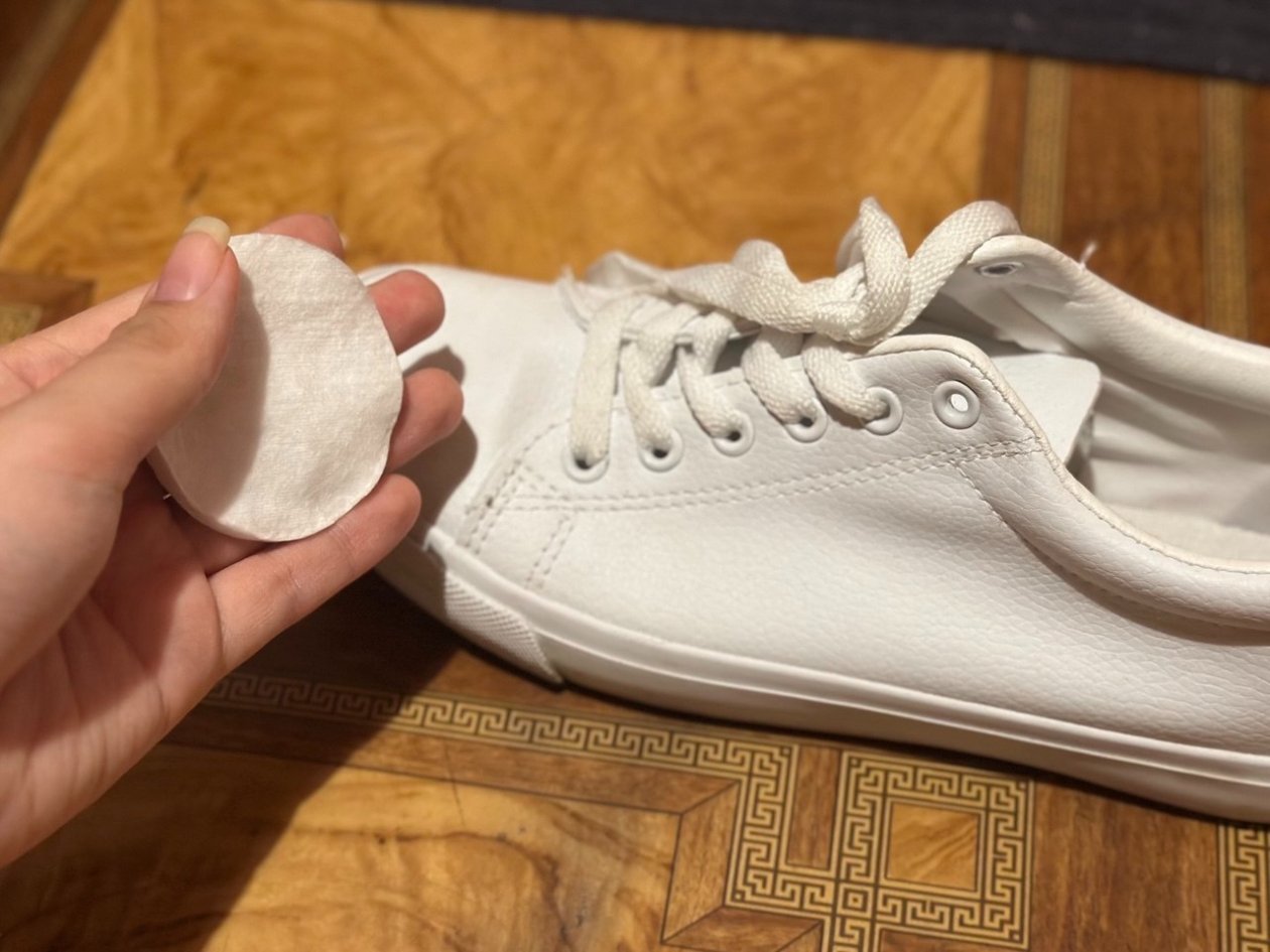 5 капель на ватный диск - и протираем белую подошву: смоет любые желтые пятна ИА Stavropol.Media