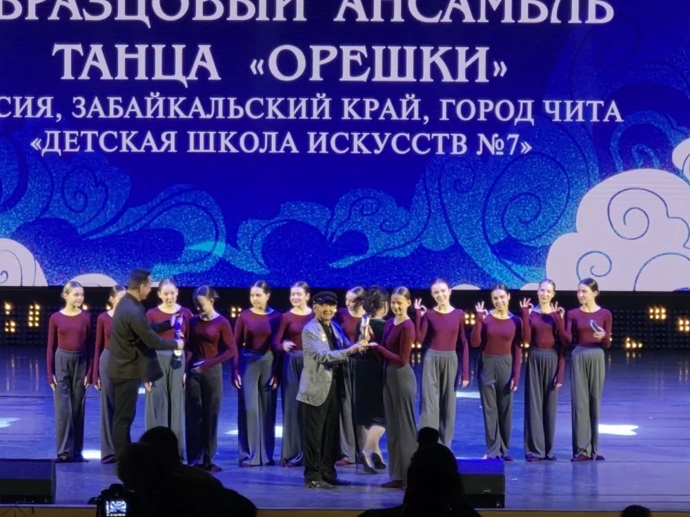 Награждение предоставлено представителем ансамбля &quotОрешки&quot