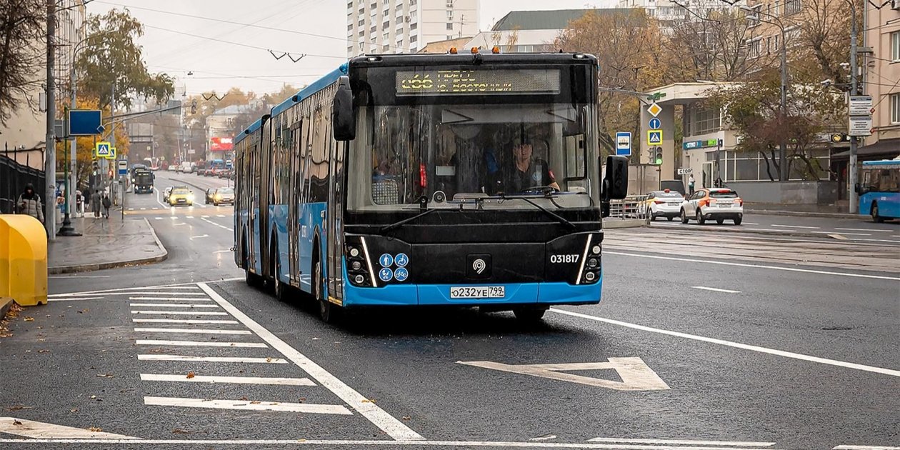 На пяти участках дорог Москвы заработали выделенные полосы https://www.mos.ru