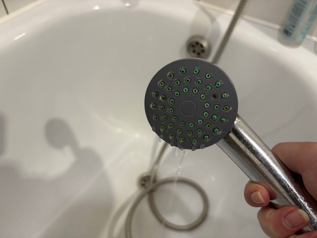 Шприц в шланг - ванна сияет как кристалл: смылись самые желтые подтеки ИА Stavropol.Media