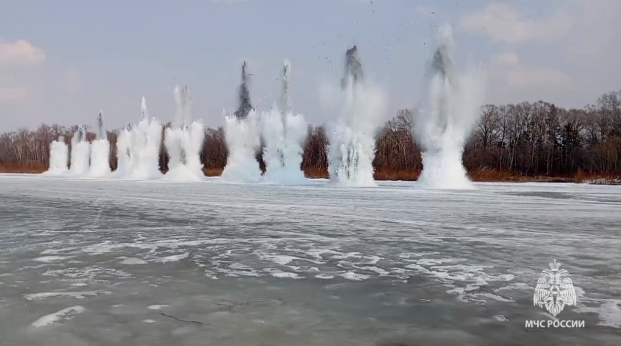 На реке Тумнин Ванинского района специалисты ослабляют ледовое поле Предоставлено пресс-службой ГУ МЧС России по Хабаровскому краю