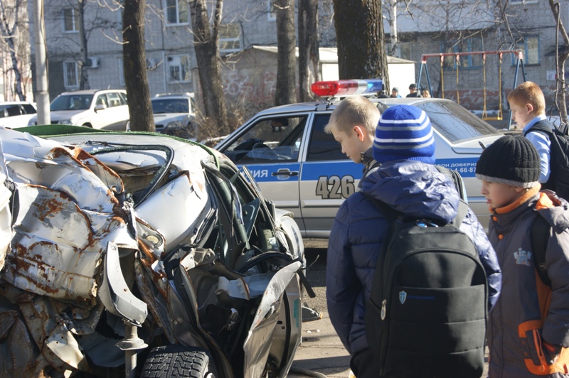 Школьники смогли увидеть, чем может закончится нарушение ПДД, Фото с места события из других источников