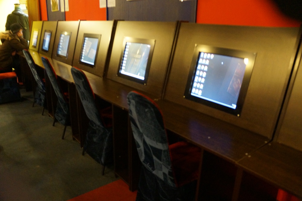 Клуб азартных игр "накрыли" сотрудники ОБЭПа в Улан-Удэ, Фото с места события собственное