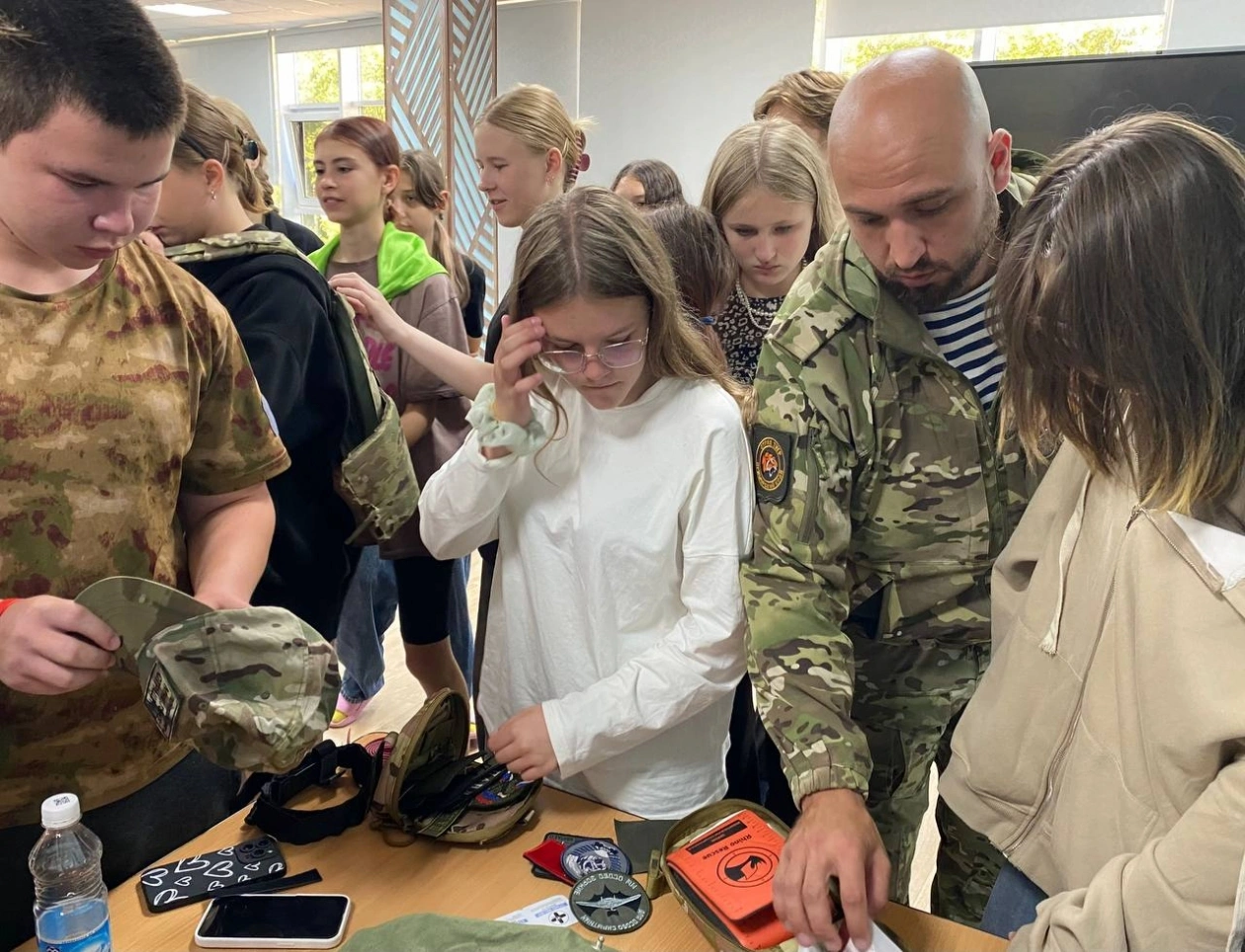 Участник СВО Евгений Брейкин ведёт патриотический урок в оздоровительном лагере им. Гагарина kamgov.ru