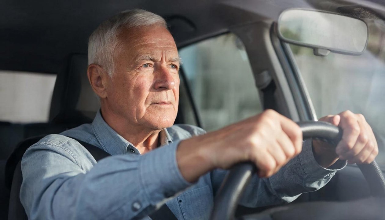 Водителям 65+ приготовиться: новые правила медосмотра уже действуют Создано при помощи ИИ
