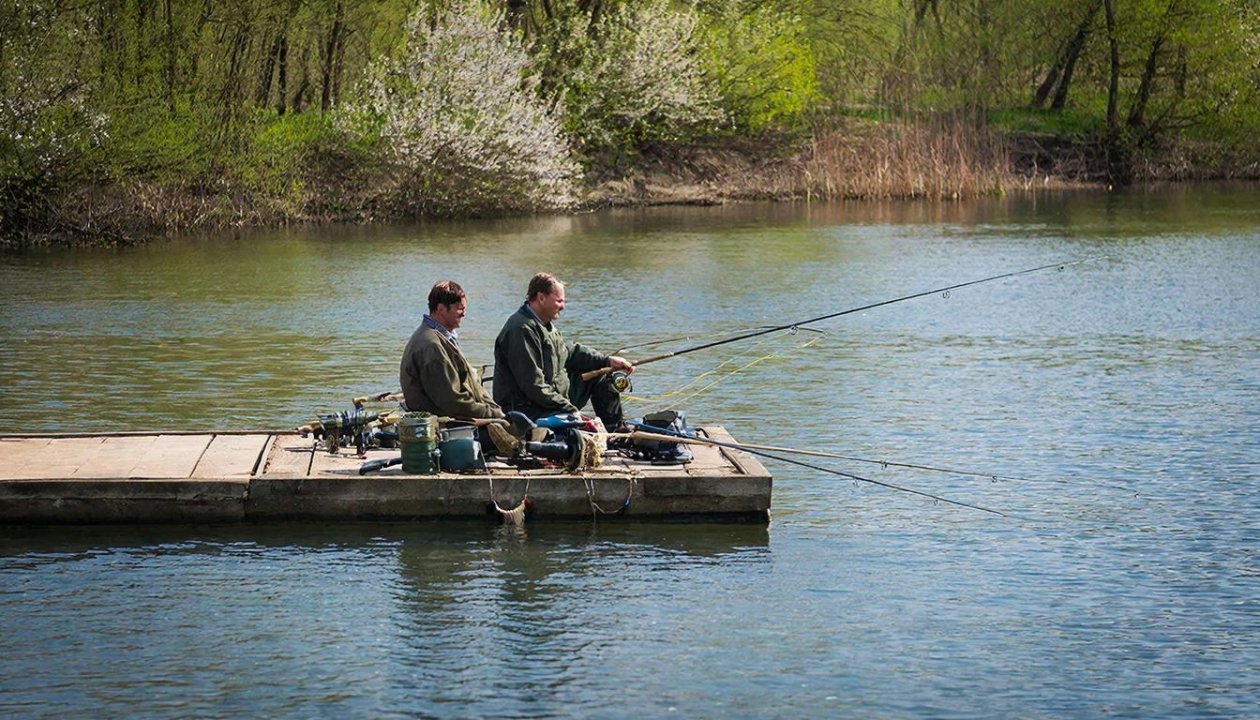 Закинул - и сразу поклёвка: в какие часы в апреле рыба активнее всего Создано при помощи ИИ