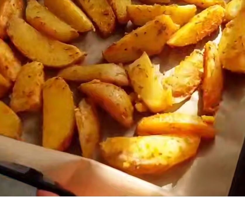 Та самая золотистая запеченная картошечка с хрустящей корочкой: с паприкой и прованскими травами канал &quotРецепты| Десерты Супы Закуски&quot (12+)