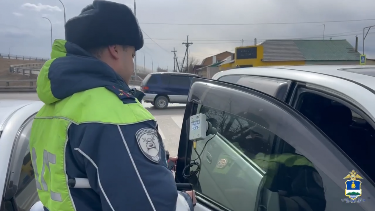 В Улан-Удэ ГАИ проверяет дымность выхлопов и тонировку автомобилей МВД по Бурятии