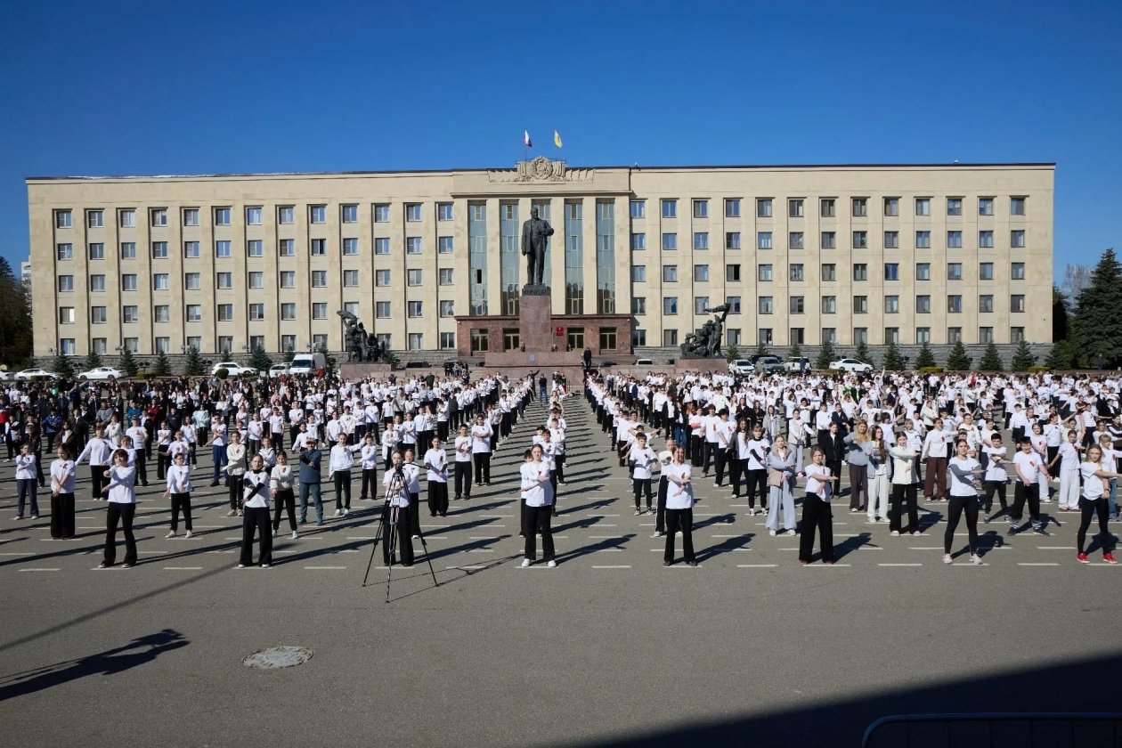 Чемпионка мира провела общегородскую зарядку для тысячи школьников в Ставрополе Пресс-служба мэрии Ставрополя