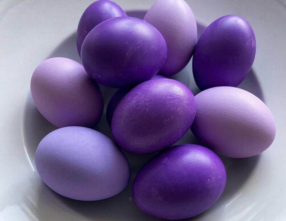 Мои пасхальные яйца хоть на выставку - крашу 1 овощем и 1 специей Создано с помощью ИИ