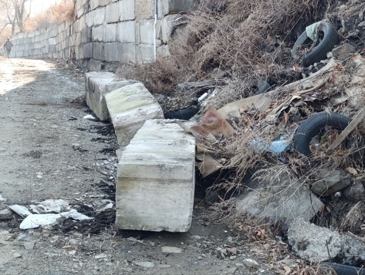 Блоки подпорной стены рухнули и частично перекрыли проезд во Владивостоке Телеграм-канал (18+) safonkavdk