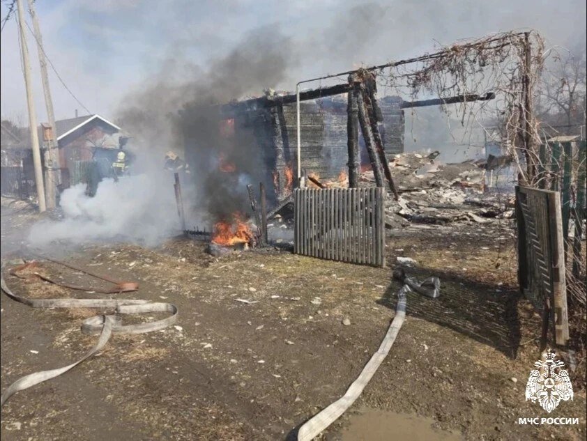 Пожар с последующим взрывом газового баллона уничтожил дачу в Приморье Пресс-служба ГУ МЧС России по Приморскому краю