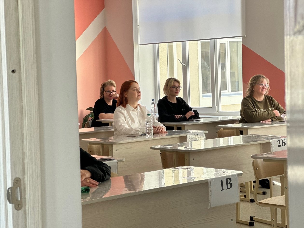 В Кисловодске родители выпускников сдали пробный ЕГЭ по русскому языку Пресс-служба мэрии Кисловодска