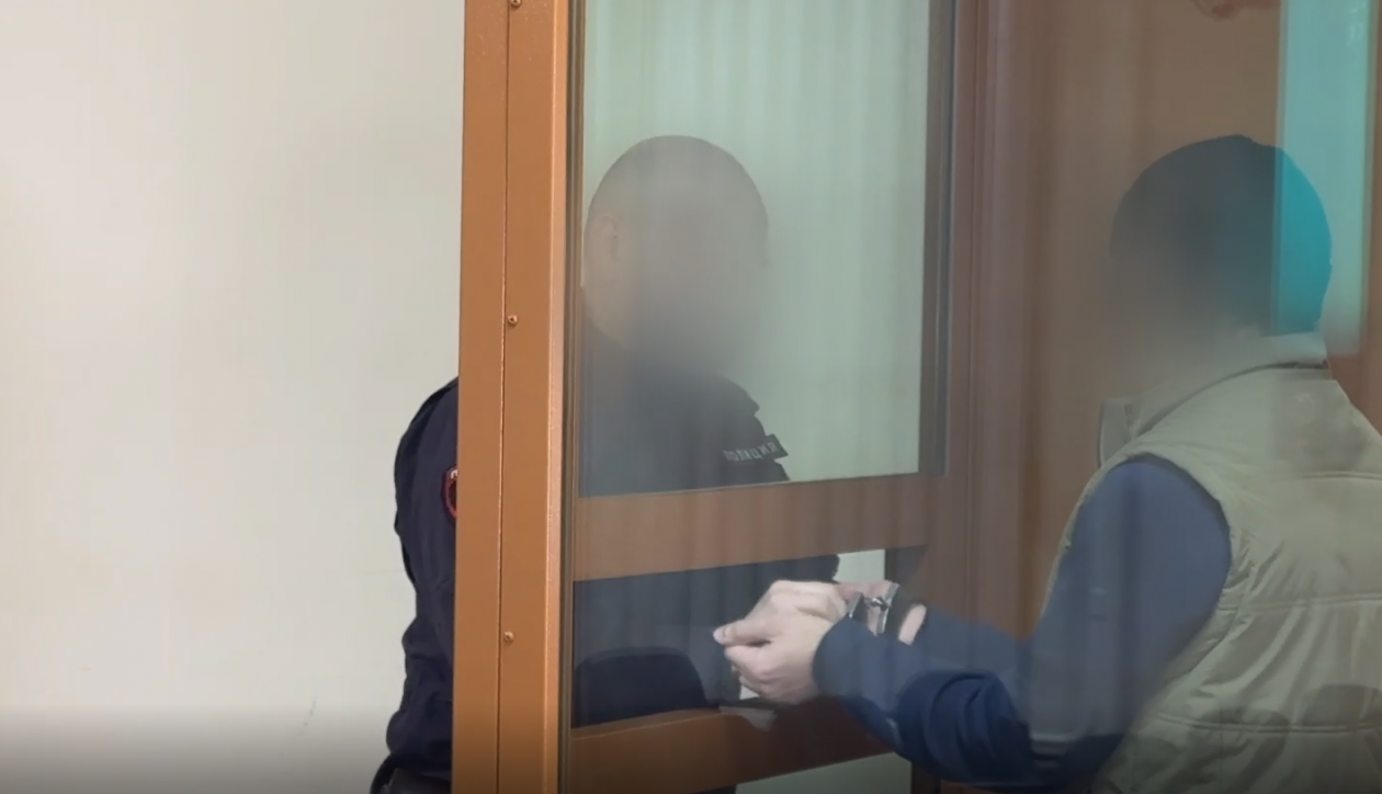 Обвиняемый в суде Кадр из видео