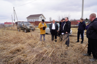 Первый заместитель главы округа Магомед Терчиев совместно с сотрудниками управления жизнеобеспечения и МКУ &quotСЕЗЗ&quot посетили село для осмотра территории предоставлено пресс-службой администрации УГО