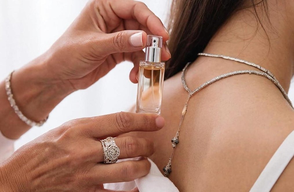 Шлейф стойкий и держится сутки: 5 мест, куда наносить духи - советует парфюмер Создано с помощью ИИ