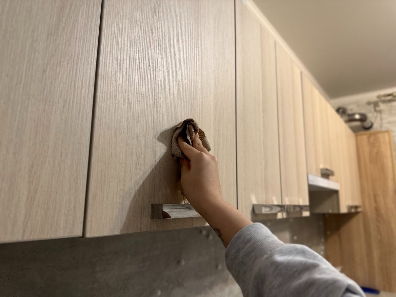 Липкий налёт с кухонных шкафов исчезает за 3 минуты: простой раствор быстро смывает жир - не нужно тереть и шкрябать ИА Stavropol.Media