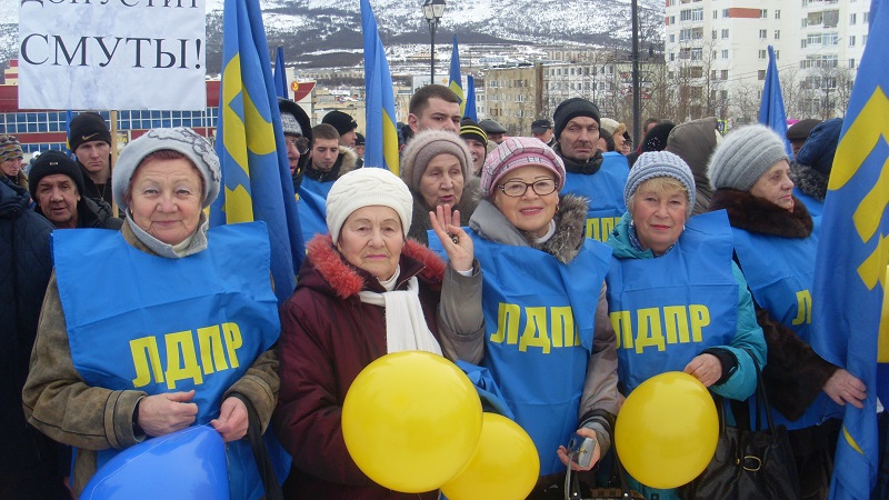 Более 250 человек собрал митинг либерал-демократов на магаданской площади Космонавтов в че, Фото с места события собственное