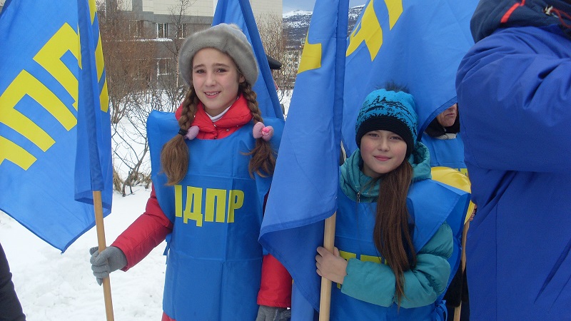 Юные партийцы, Фото с места события собственное