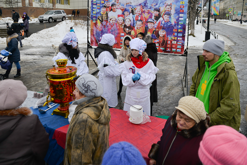 На празднике магаданцев ждал горячий чай и угощения, Фото с места события собственное