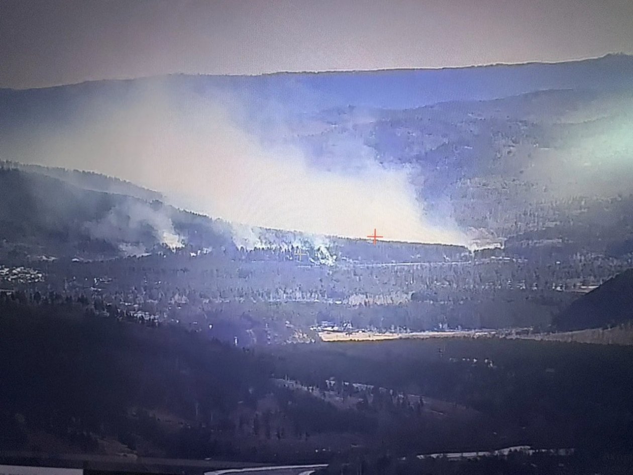 Пожар в Атамановке канал в МАХ (6+) Миндеса