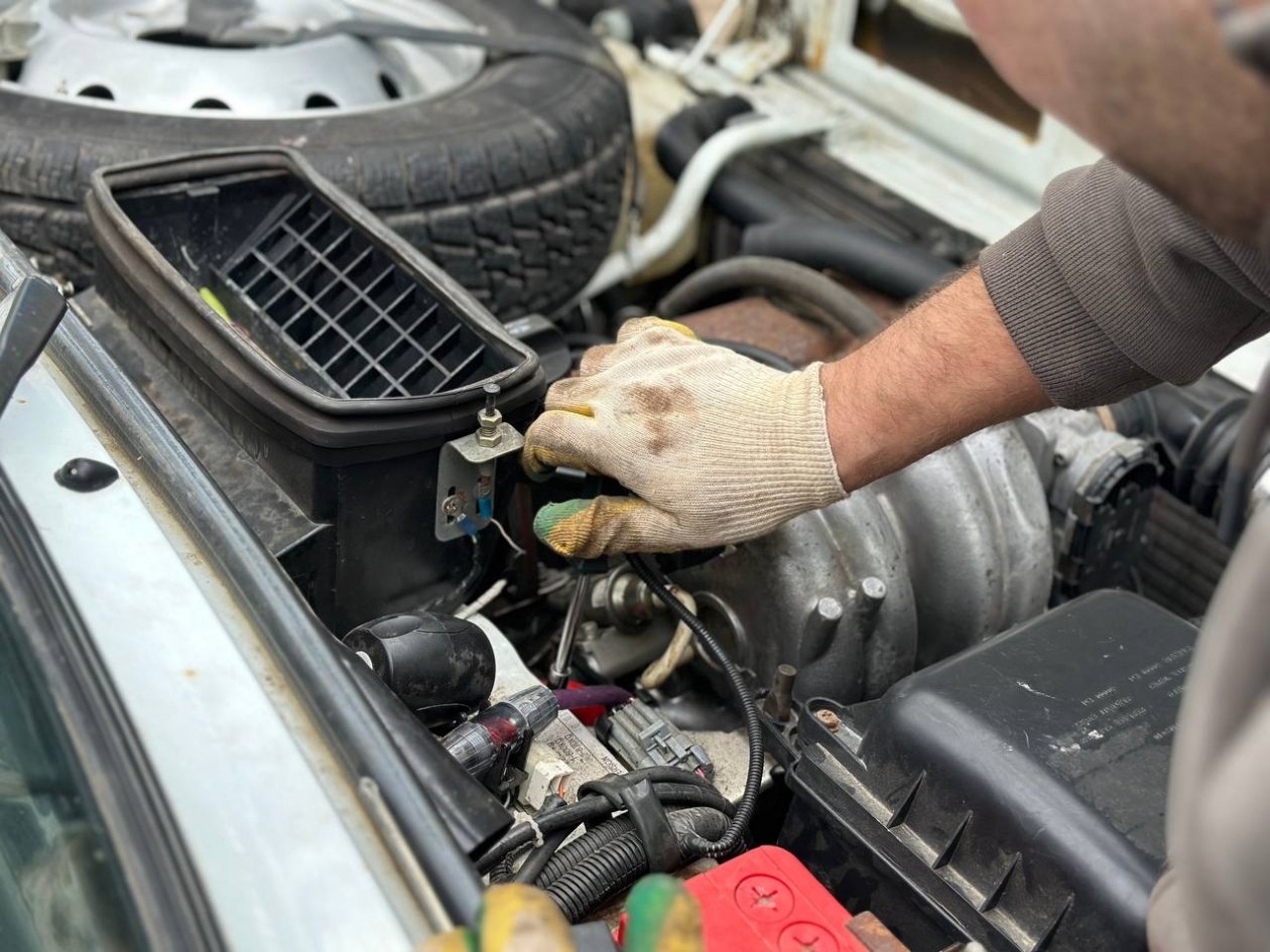 Какую клемму нужно снять первой с аккумулятора, чтобы не &quotубить&quot всю электронику в авто ИА SevastopolMedia