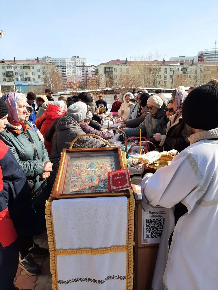 В Якутске у Преображенского собора освятили пасхальные приношения в Великую субботу ИА YakutiaMedia