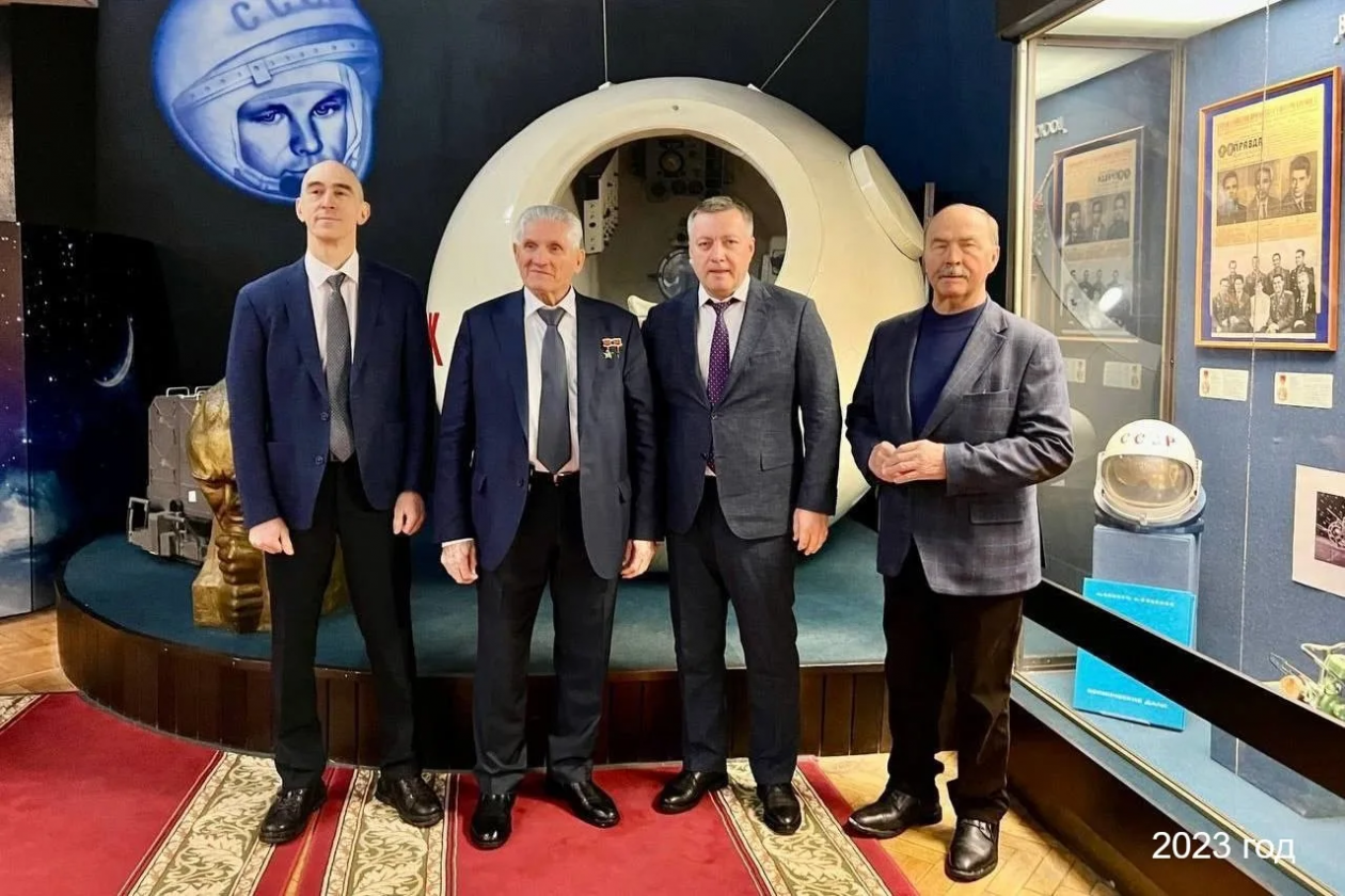 Фото 2023 года из тг-канала (18+) губернатора