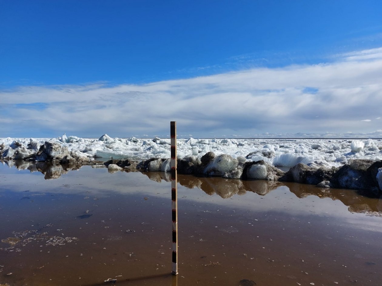 Работы по ослаблению льда охватили десятки участков в 15 районах Якутии ИА YakutiaMedia