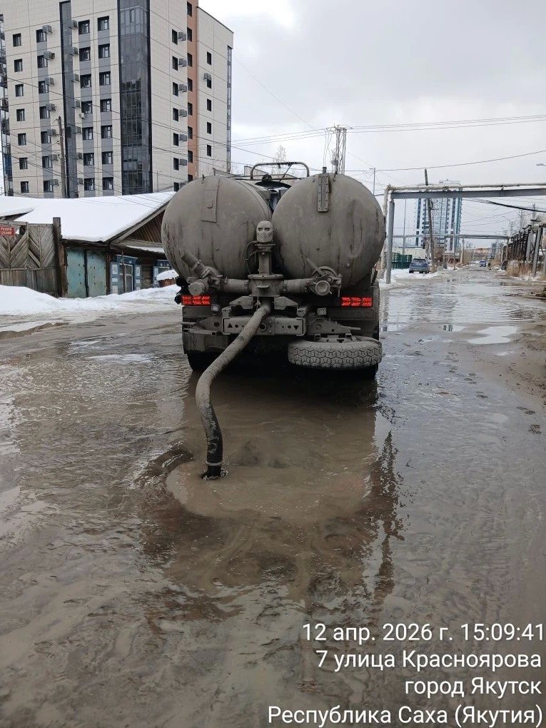 Более 8 тысяч кубометров талой воды откачали с  улиц Якутска Окружная администрация Якутска