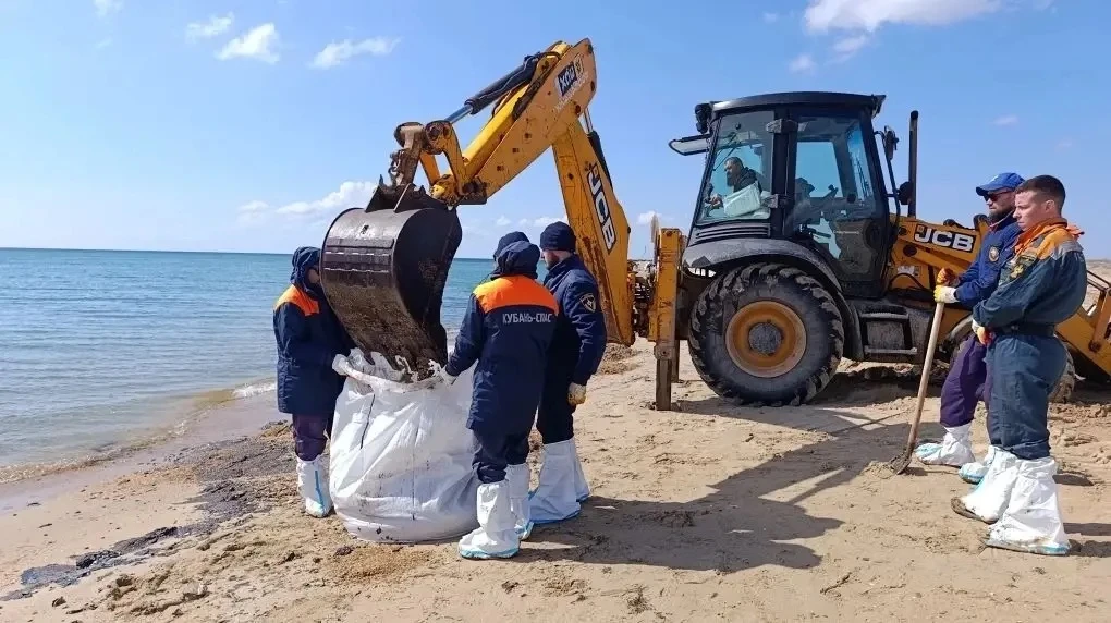 Под Анапой собрали более 1000 мешков грунта с нефтепродуктами на пляже Оперштаб Кубани